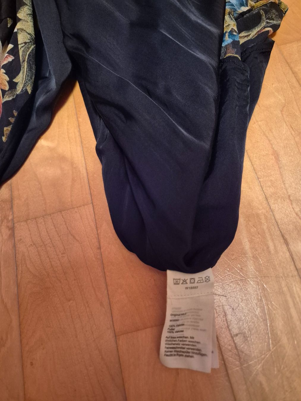Nile Vestiti: Dunkelblaues Herbstkleid mit Blumenmuster – Usato da Walenstadt venduto da grischalounge1 5