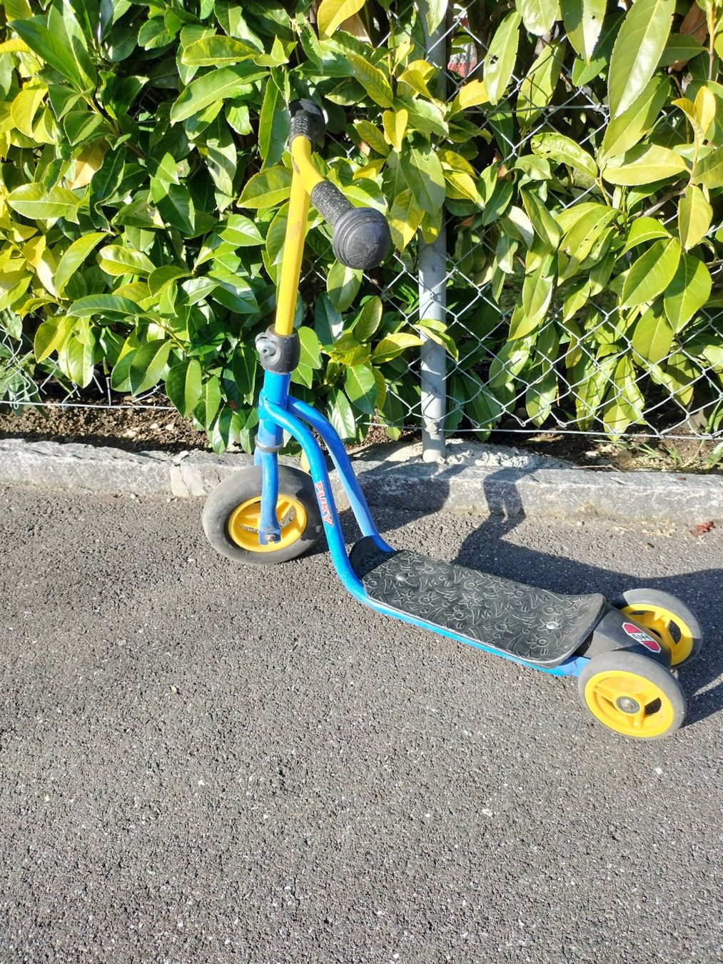 Kickboard: Trottinette à 3 roues pour les tout-petits – Usato da Cortaillod venduto da rozinna