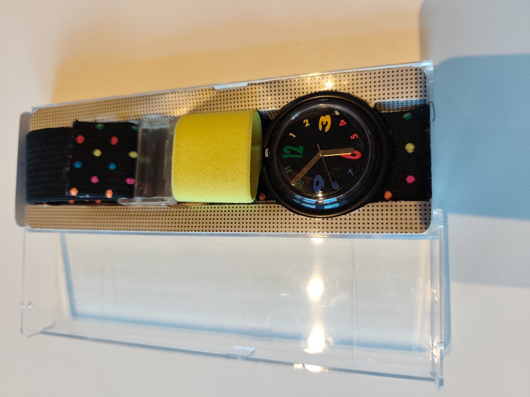 Swatch Orologi: Pop Swatch schwarz mit farbigen Punkten – Usato da Tegerfelden venduto da jea_f5xk 1
