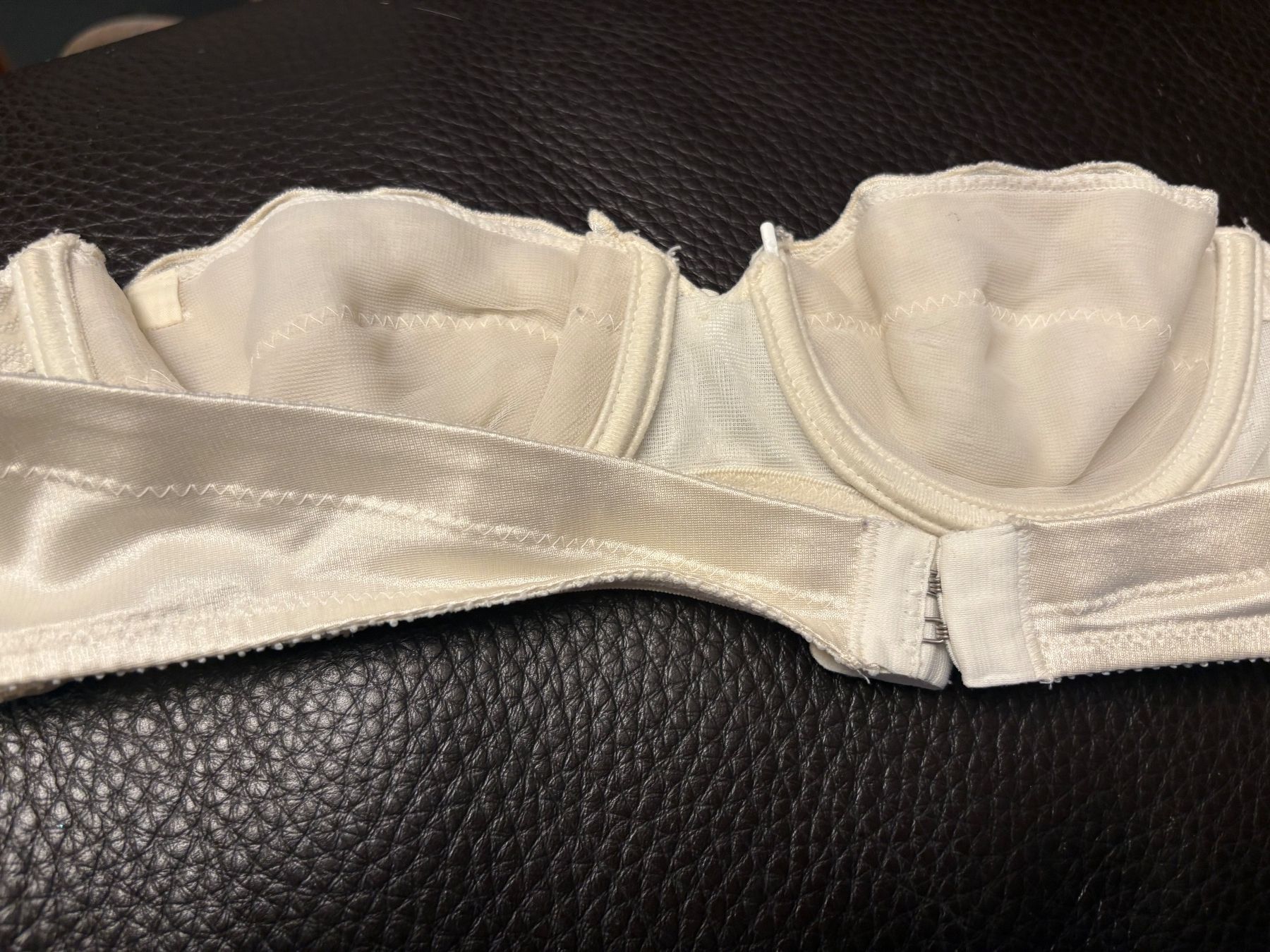 Autres dessous: Soutien-gorge bustier blanc brodé élégant – D'occasion à Lausanne par milou201619 2