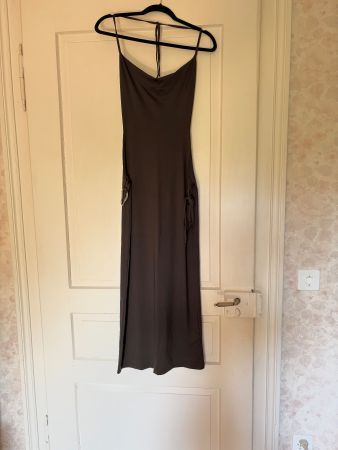 Elegantes Maxikleid - Braun - mit Gürtel/Schnalle