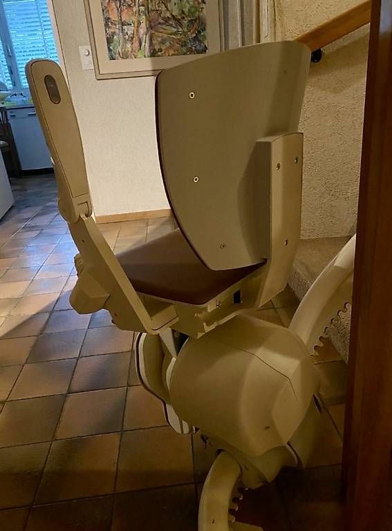 Attrezzature mediche: Treppenlift über 2 Stockwerke – Usato da Muri b. Bern venduto da Chrigubern 1
