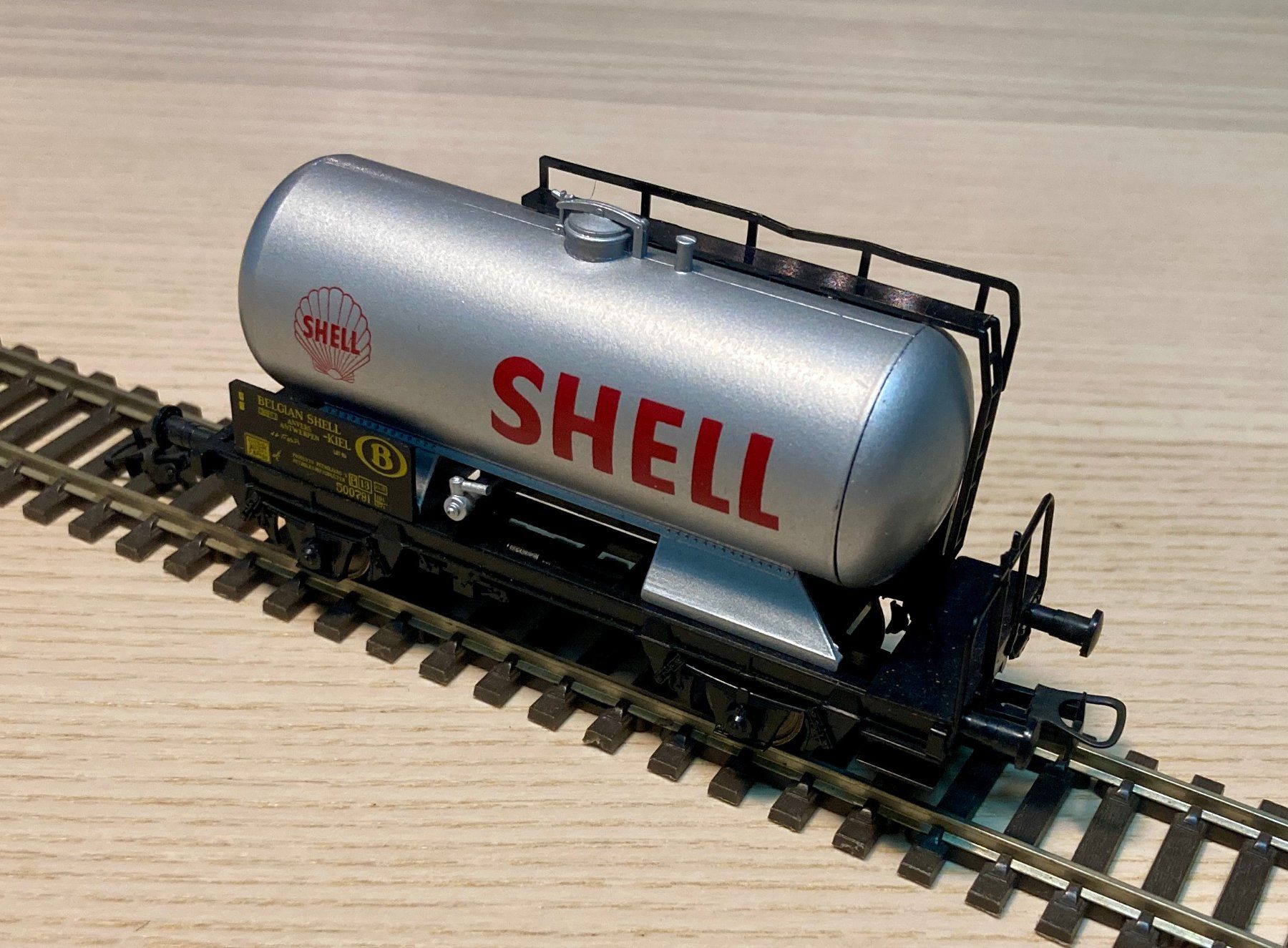 Liliput Modellini di ferrovie: Liliput H0 SNCB Kesselwagen "SHELL" Silber DC – Usato da Saas-Grund venduto da GarageSaleToday 1