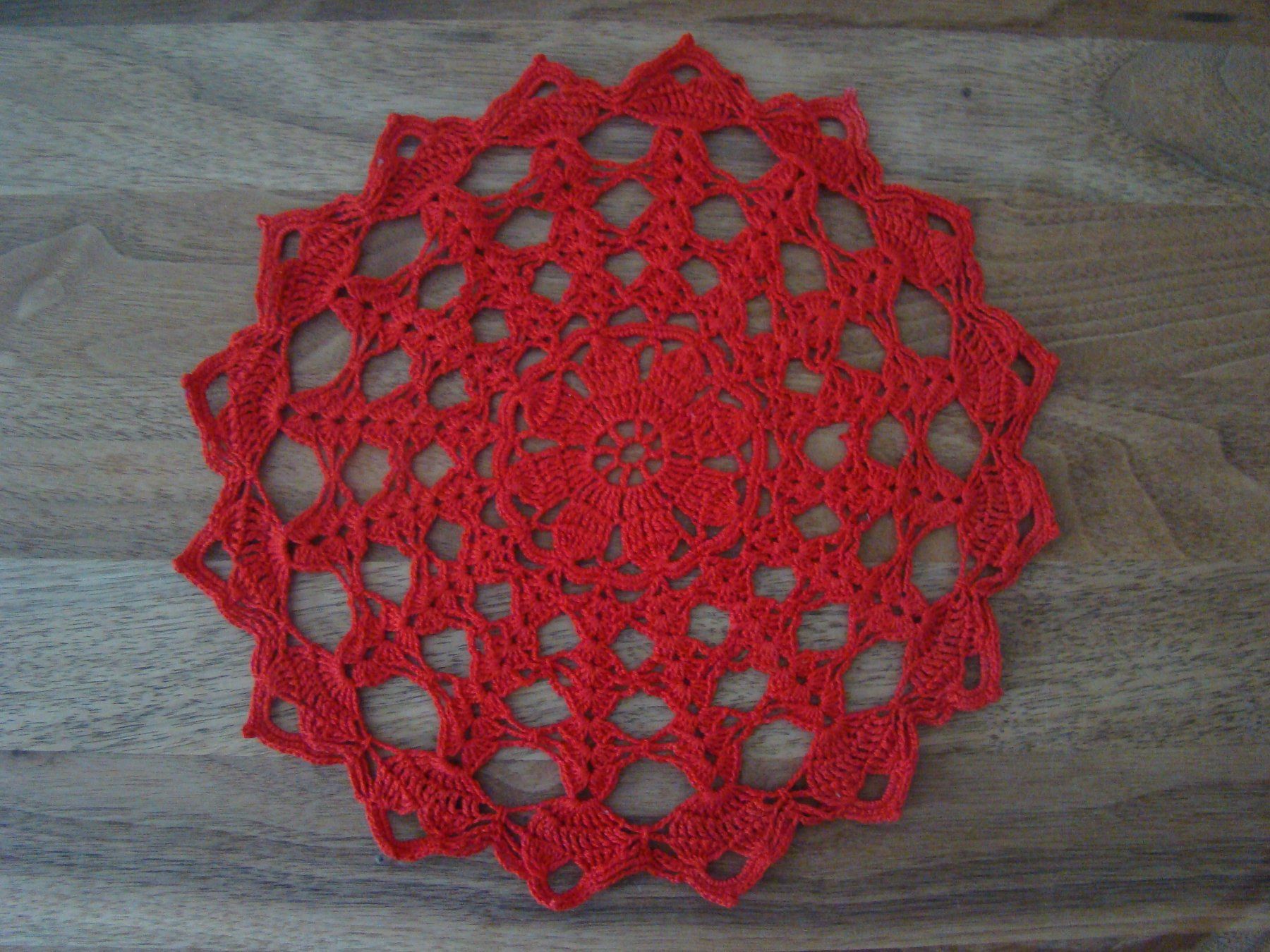Tutte le decorazioni: gehäkeltes Spitzendeckchen / Häkeldeckchen rot 24cm – Nuovo (secondo la descrizione) da Malters venduto da burzi