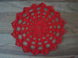 gehäkeltes Spitzendeckchen / Häkeldeckchen rot 24cm