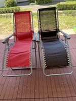 2 Liegestühle rot/schwarz, sehr gut erhalten für den Sommer