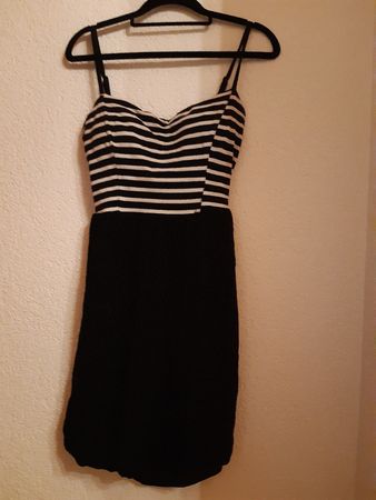 Schönes schwarz weisses Kleid mit Rückenausschnitt