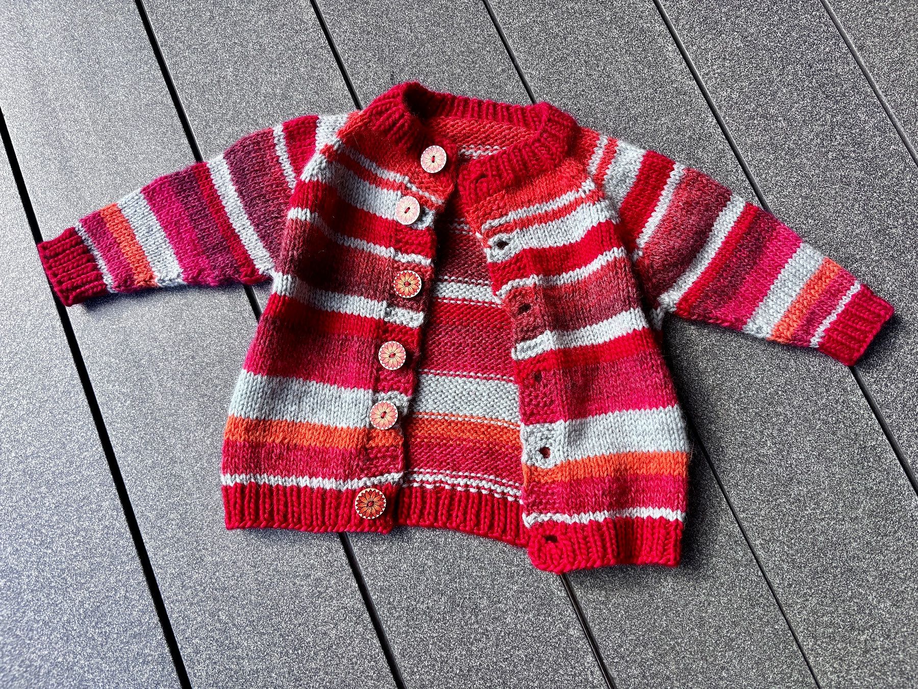Giacche & Cappotti: Kinderstrickjacke, Bunte Strickjacke, handgestrickt – Nuovo e nell'imballaggio originale da Fislisbach venduto da handglismet 4