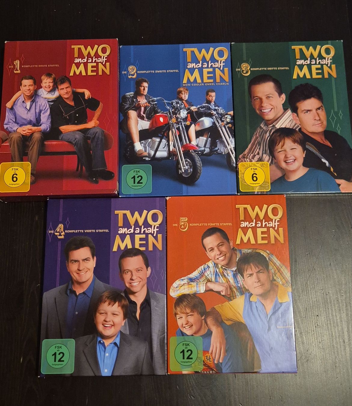 Alle DVDs: Two and a Half Men DVD Boxen Staffeln 1-5 – Gebraucht aus Regensdorf von Brickshop_Zuerich