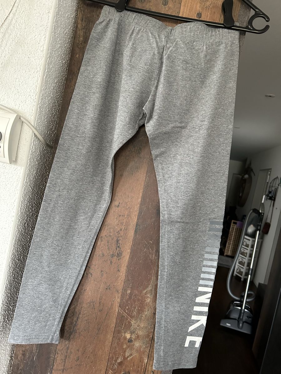 Nike Leggings: Nike Leggings Grau, Grösse M  – Nuovo (secondo la descrizione) da Beringen venduto da Sternli650 1