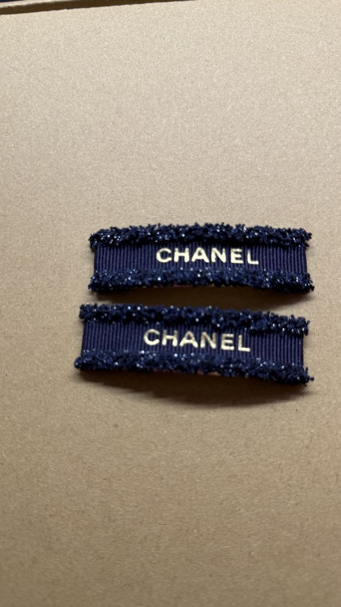 Accessori per capelli: 2x CHANEL hair clips, navy blue – Nuovo (secondo la descrizione) da Chur venduto da Madeys