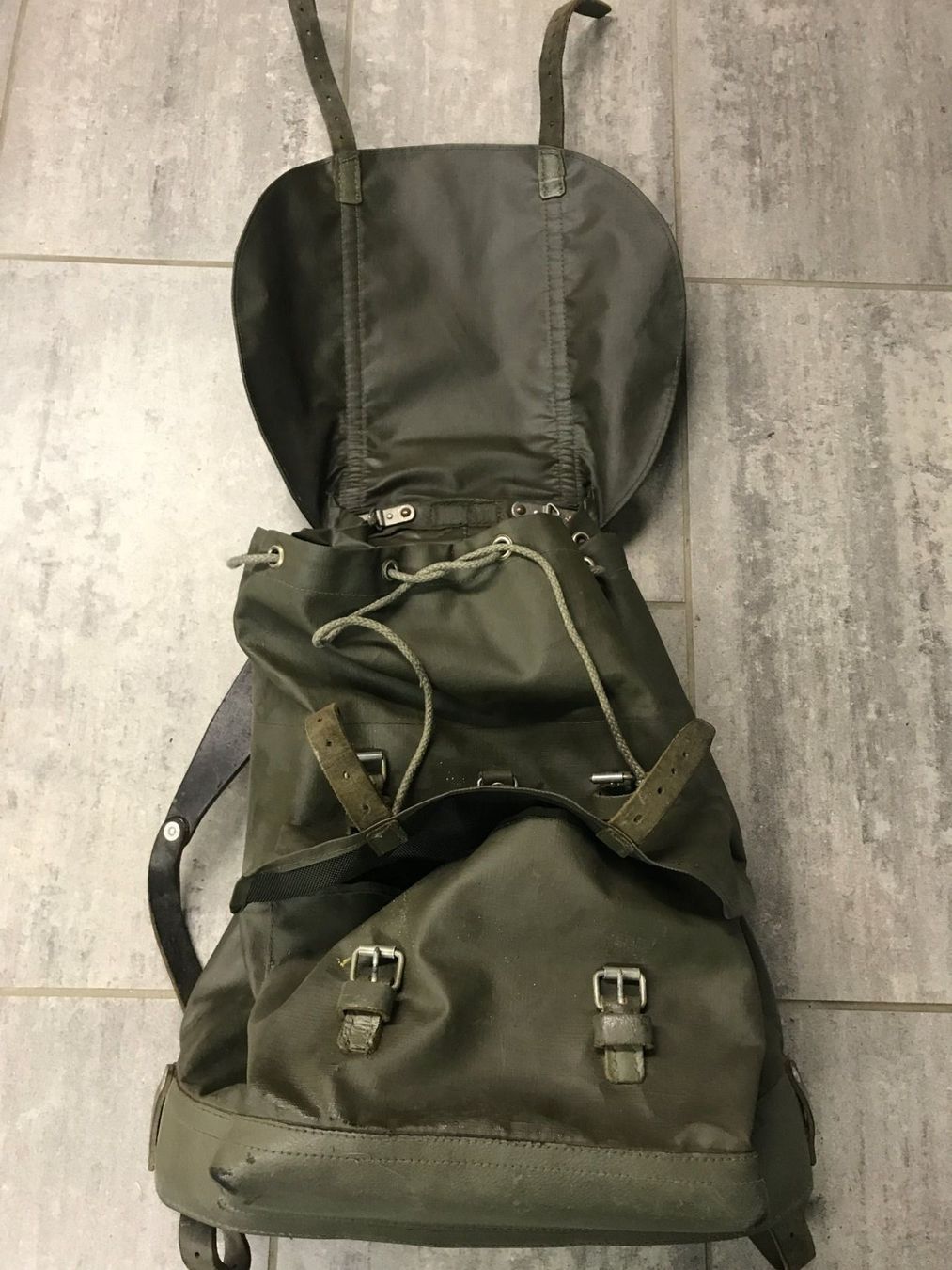 Zaini: Militär Rucksack – Usato da Läufelfingen venduto da Zehnerlein 3