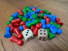 Spielfiguren / Spielsteine / Würfel aus Holz