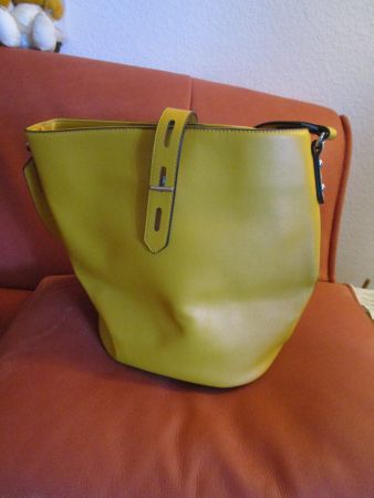 LEDER UMHÄNGE-TASCHE GELB SEHR MODISCH-ELEGANT SEHR SCHÖN