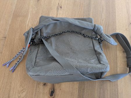 Schöne Desigual Handtasche, grau