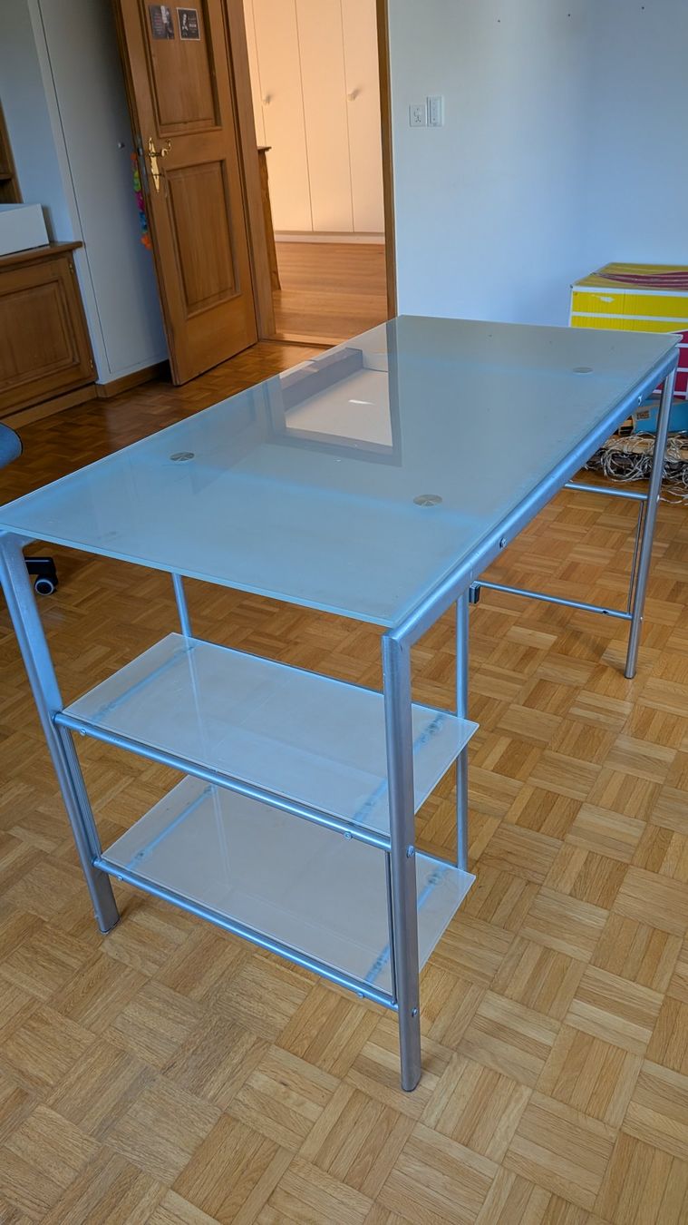 Scrivanie: Schreibtisch mit Glasplatte – Usato da Rupperswil venduto da white.rabbit 1