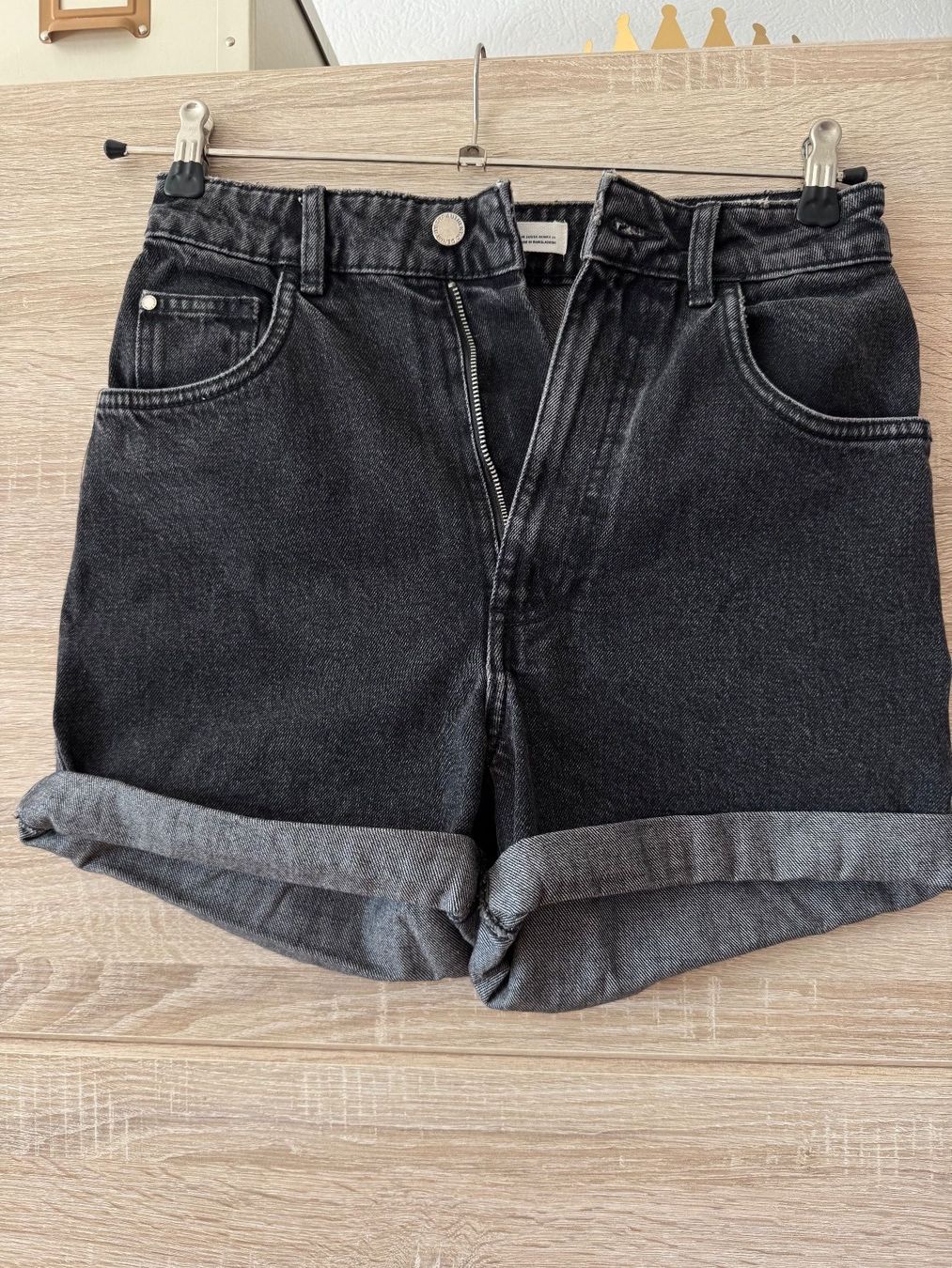 Zara Pantaloni: Short en jeans noir – Nuovo (secondo la descrizione) da Montreux venduto da Izapechee