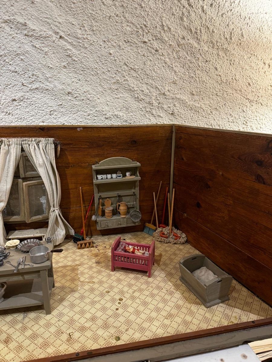 Case e mobili per bambole: Grande et ancienne maison de poupée – Usato da Aubonne venduto da 7team 1