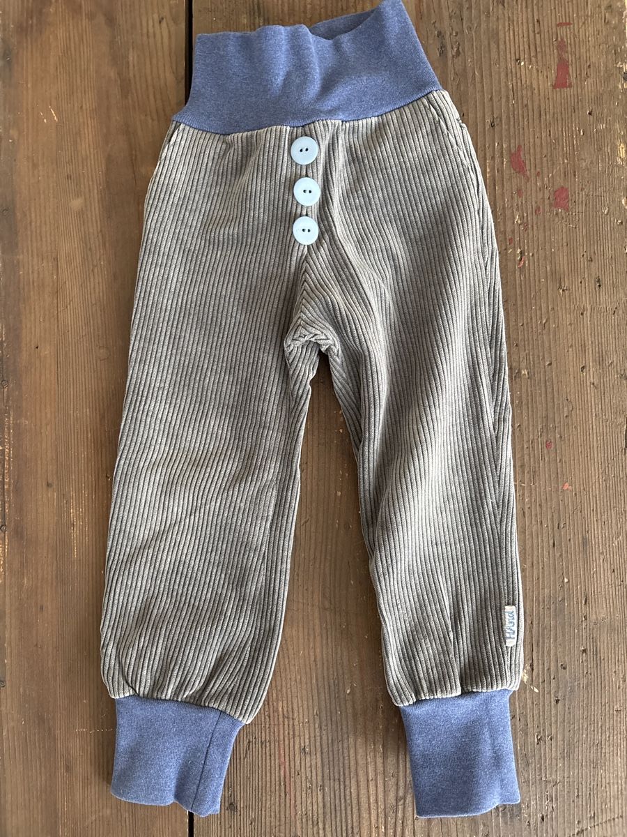 Pantalons: Cordhose Gr 92/98 – D'occasion à Mörschwil par Mibasel