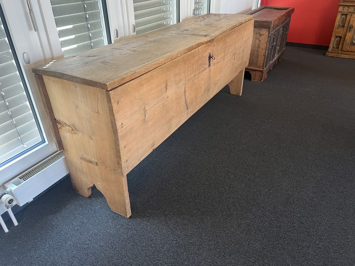Cassapanche: Wangentruhe 18.Jhd GR – Usato da Gossau SG venduto da Keller-Antiques 1
