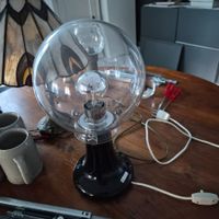 Lampe mit Kugelglasschirm
