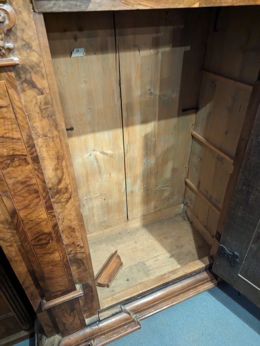 Armadi: Antiker Holländischer Schrank – Usato da Stäfa venduto da MichaelHiu 7