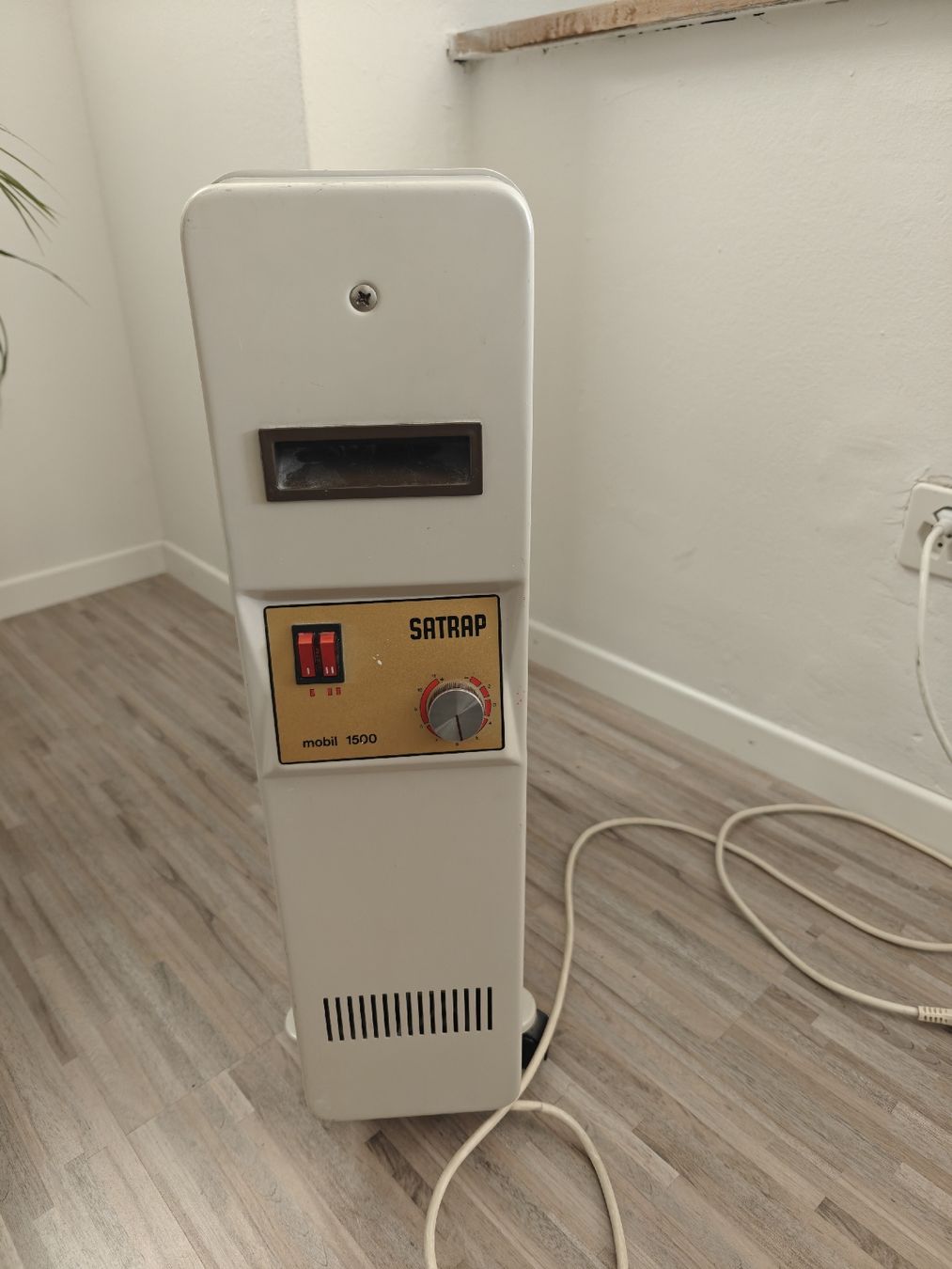 Radiatori: Heizkörper Satrap Mobi 1500, Radiator – Usato da Uster venduto da schuberto 1