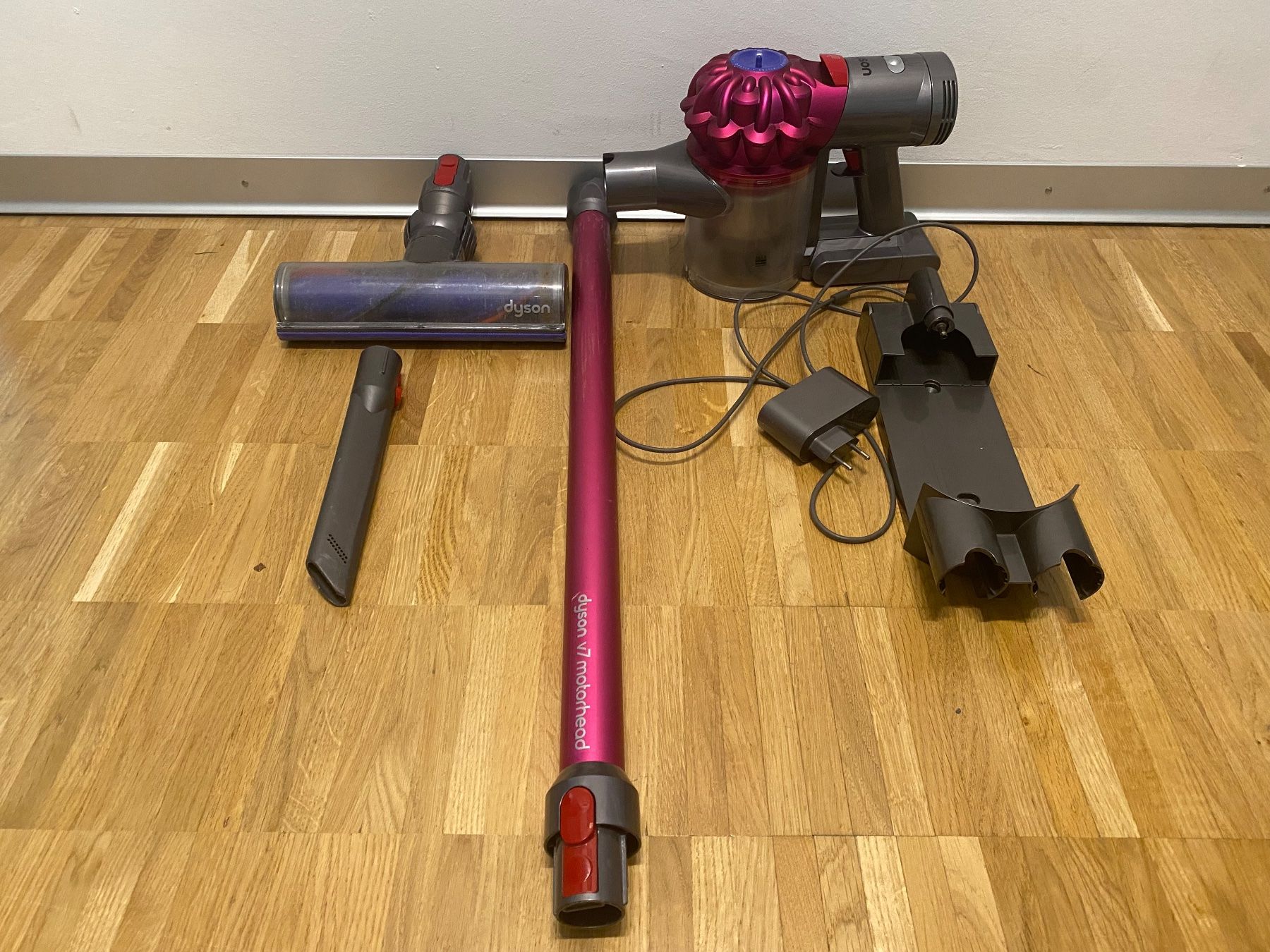 Dyson Staubsauger & Zubehör: Dyson V7 motorhead - Staubsauger – Defekt aus Rotkreuz von
