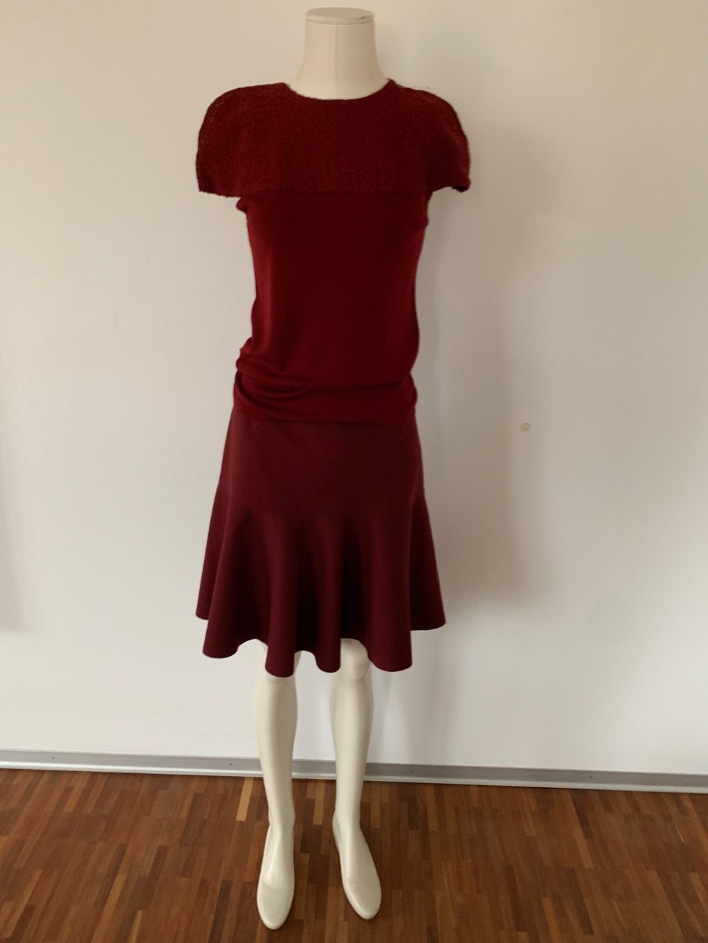 Akris Maglioni & Felpe: AKRIS: Exklusiver bordeauxroter Pullover mit Stickerei, 38 – Nuovo (secondo la descrizione) da Luzern venduto da designluzern