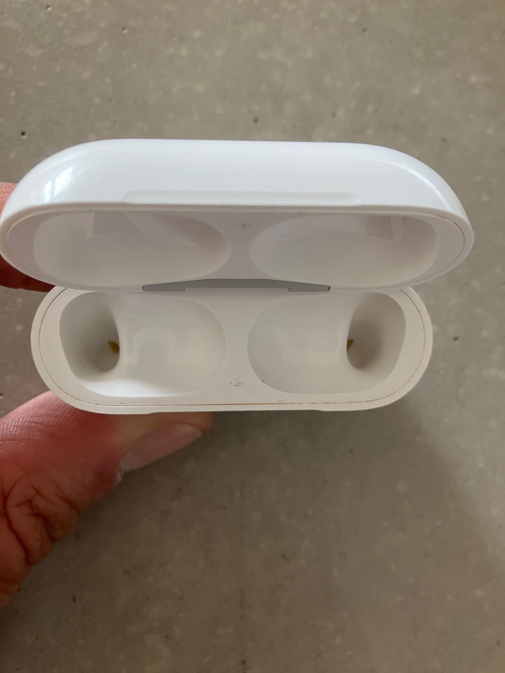 Apple Cuffie: Apple AirPods Pro 1 Charging Case – Usato da Lausanne venduto da mr.v 3