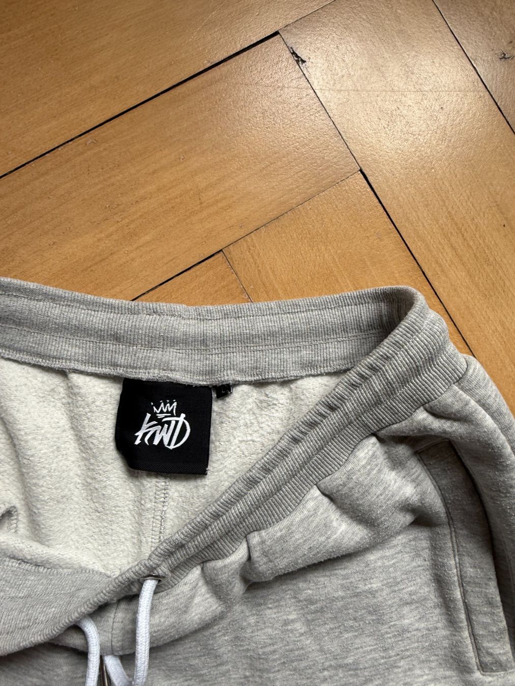 Pantalons: FWD - Sweatshorts hellgrau meliert L – D'occasion à Zürich par Diazaio 1