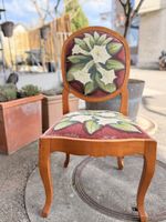 Stuhl mit Blumenmuster