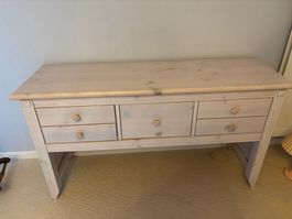 Kommode aus Holz in hellem Farbton