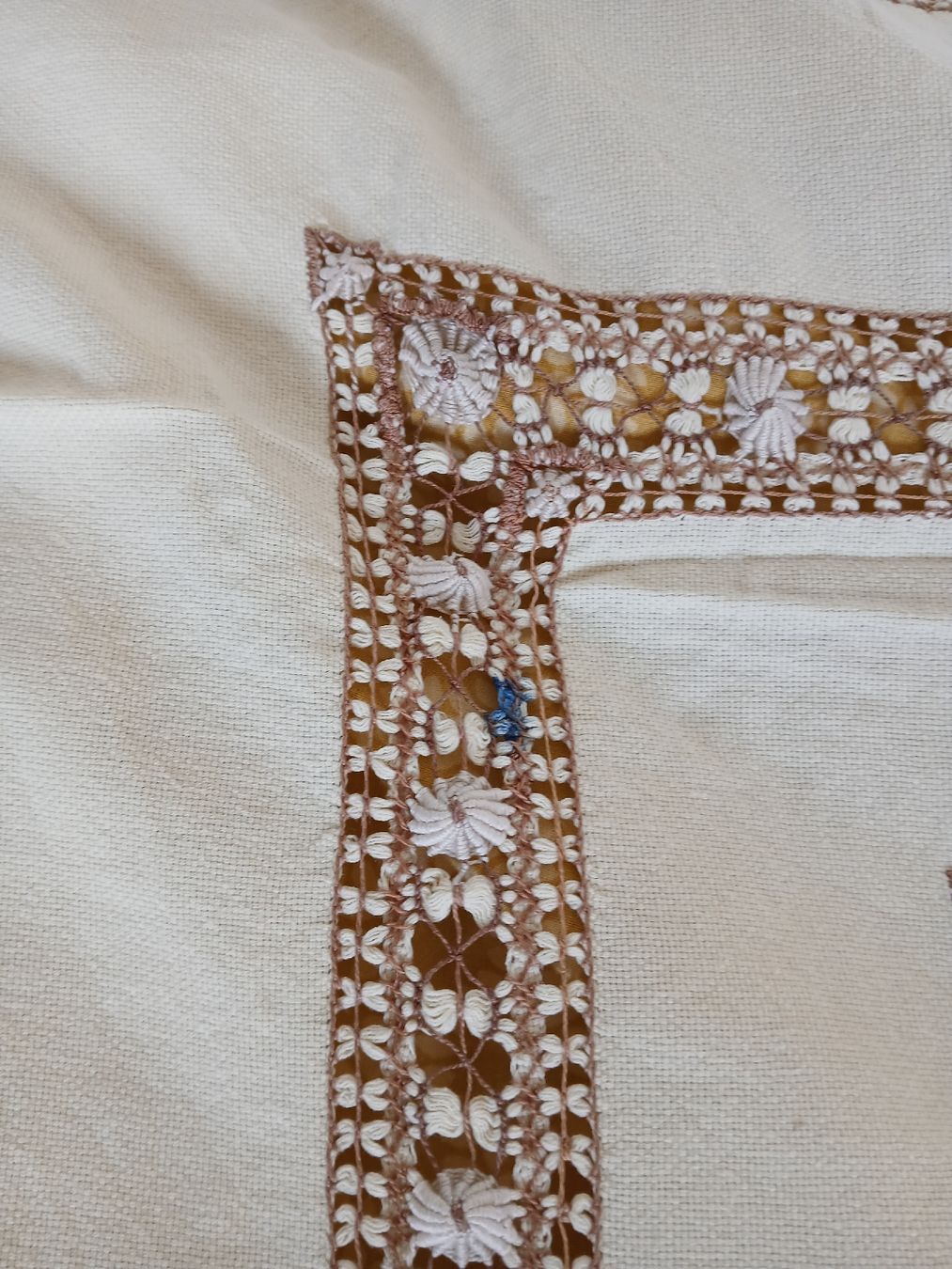Altra biancheria da tavola: Vintage Embroidered Tablecloth, Handmade, Cream & Brown – Usato da Dübendorf venduto da LoRi-2026 3