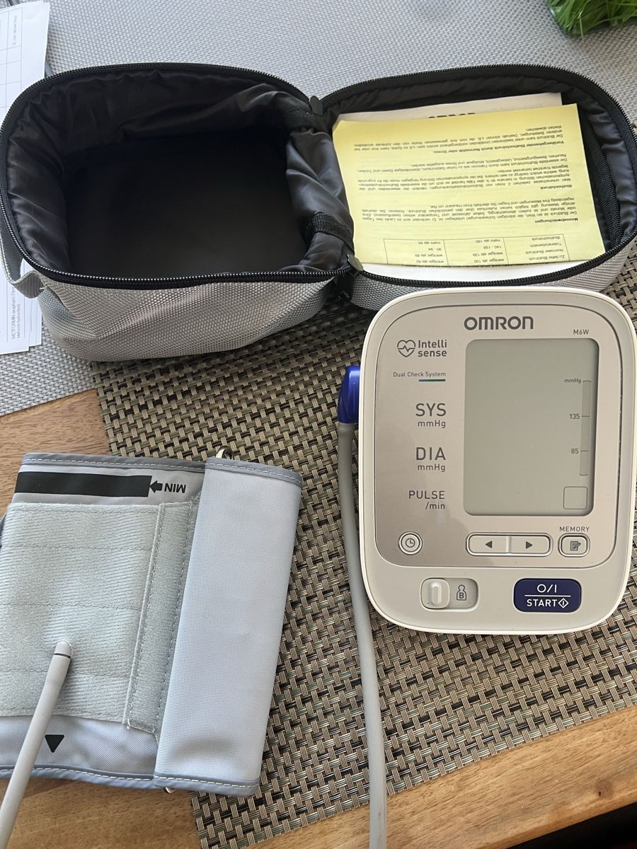 Omron Attrezzature mediche: Blutdruck Messgerät – Usato da Dübendorf venduto da Troggy