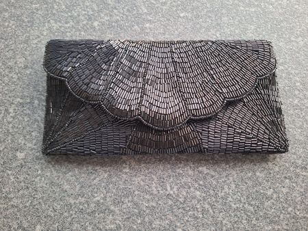 Abendtasche schwarz, mit Perlen bestickt mit Kette