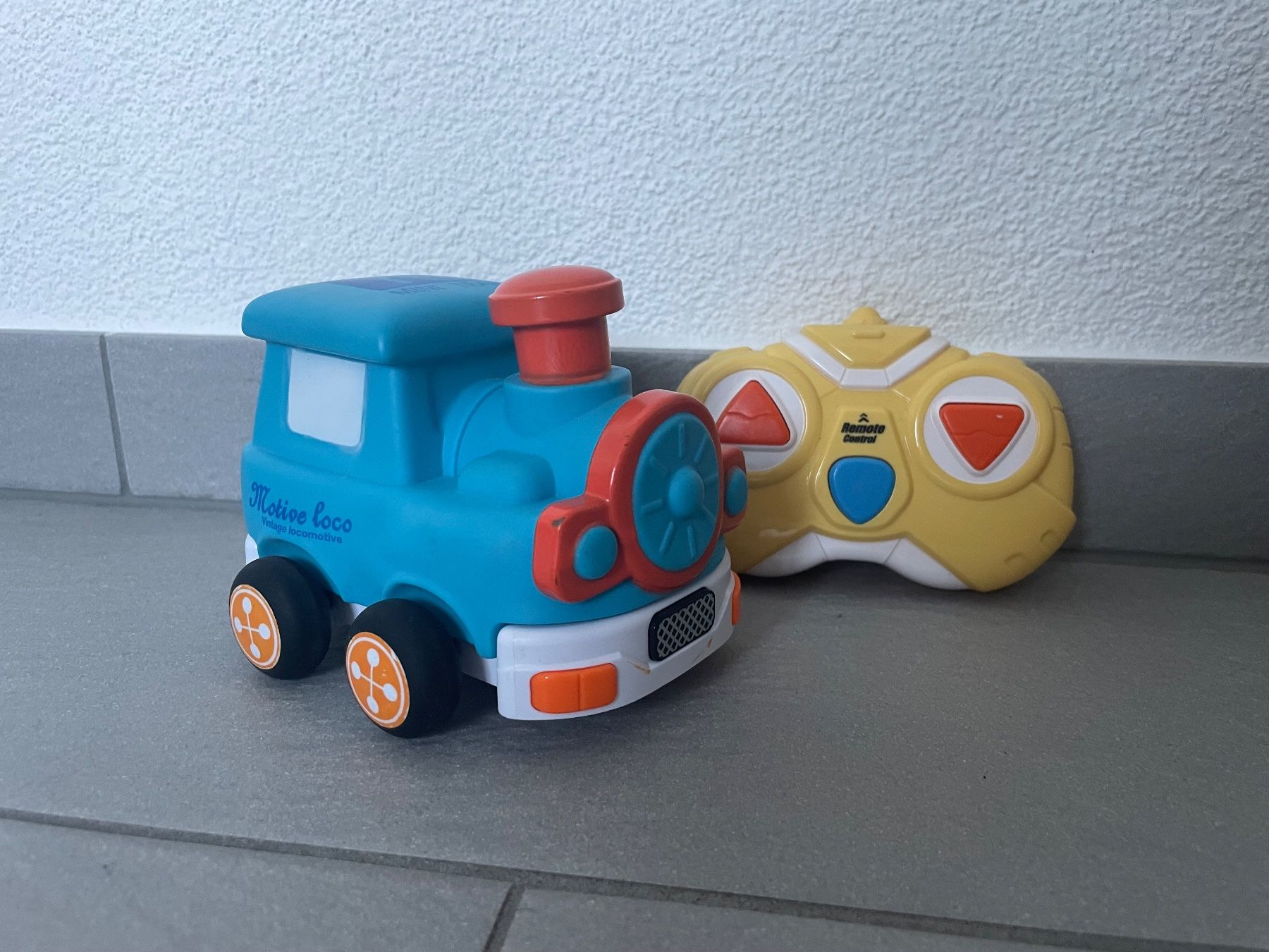 Modellismo RC: Ferngesteuertes Auto ab 2 Jahren – Usato da Muhen venduto da melonut04