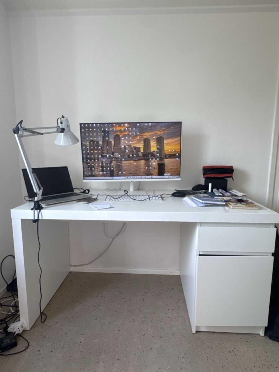 Scrivanie: White Desk with Drawer Unit good condition – Usato da Ennetbaden venduto da dan_cys5
