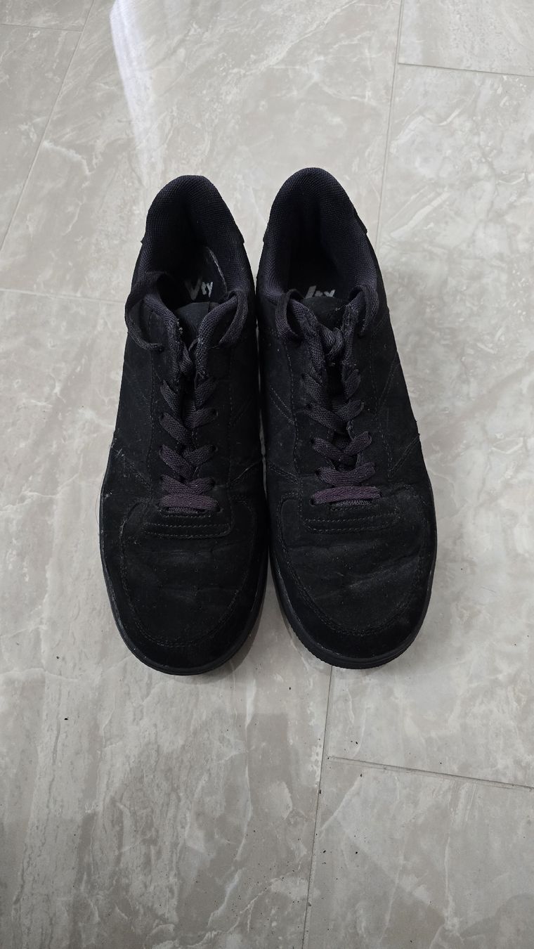 Herrenschuhe: Schwarze Sneaker Vty Gr. 44, Wildlederoptik – Gebraucht aus Lengnau BE von Thanu1994