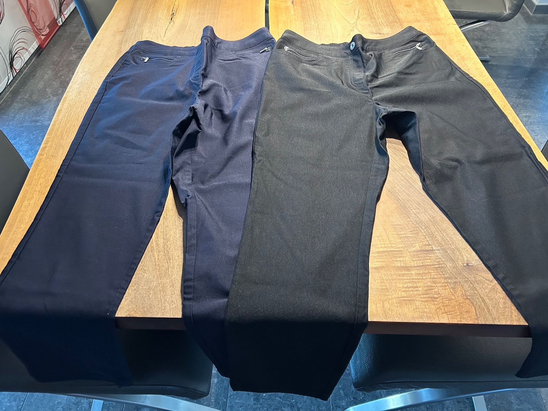 Pantaloni: 2 Hosen schwarz und marine – Usato da Schötz venduto da chousan
