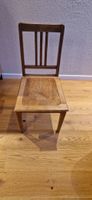 Zwei vintage Holzstühle mit schöner verzierter Sitzfläche