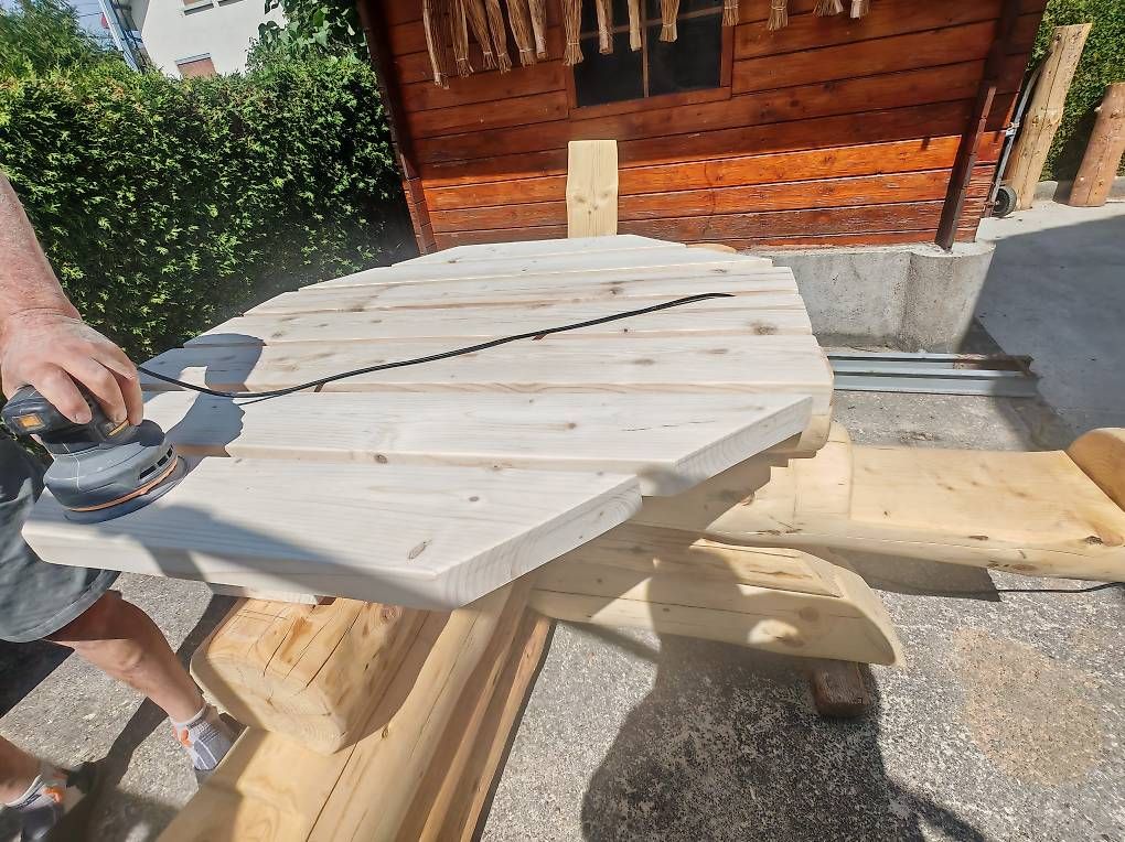 Tische: Table hectogonale en rondins – Gebraucht aus Salavaux von phi_g8r2 4