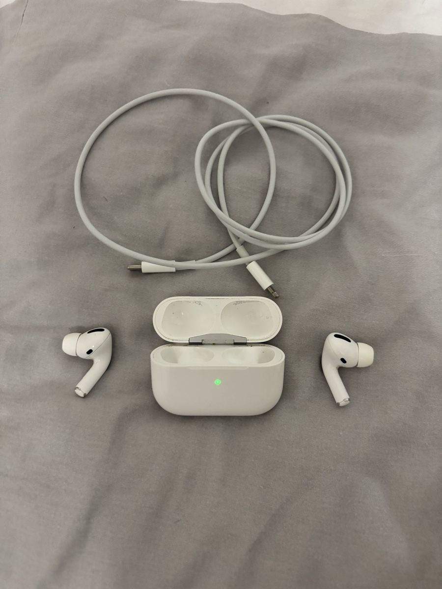 Apple Cuffie: Apple AirPods Pro used with charging case and cable – Usato da Belfaux venduto da vik_c6z2 1