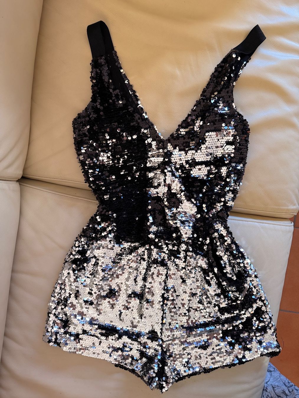 Vestiti: Tuta Elegante Paillettes Argento – Nuovo (secondo la descrizione) da Bellinzona venduto da bul_mvy5 1