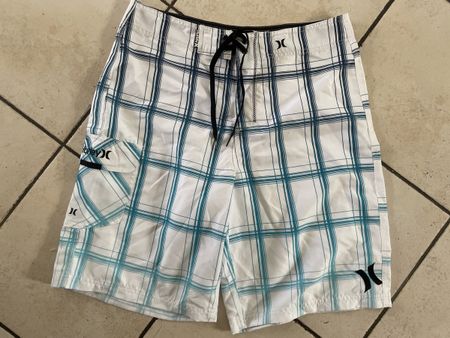 Neue Hurley Board-/Badeshorts Gr. 33 weiss/türkis kariert