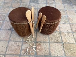 Zwei Trommeln mit Schlagstöcken braun, 19.5 x 15 cm