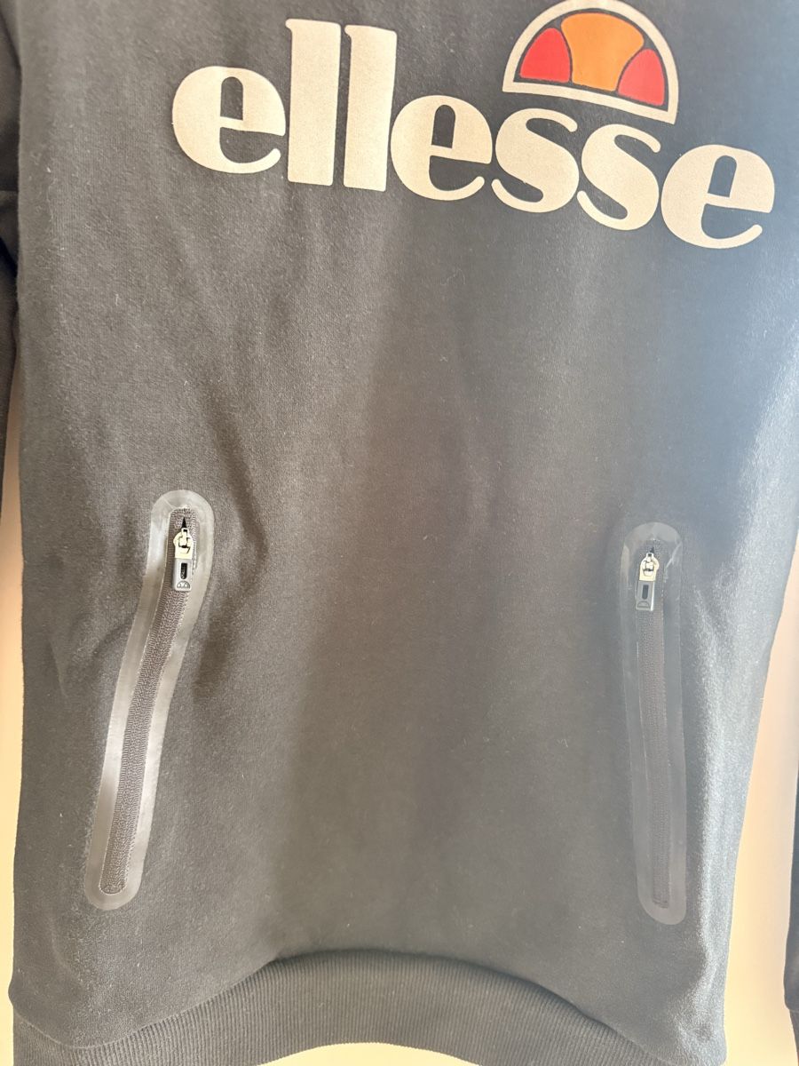 Ellesse Maglioni & Felpe: Ellesse Pullover schwarz neuwertig Grösse 36  – Nuovo (secondo la descrizione) da Herzogenbuchsee venduto da LA33 3