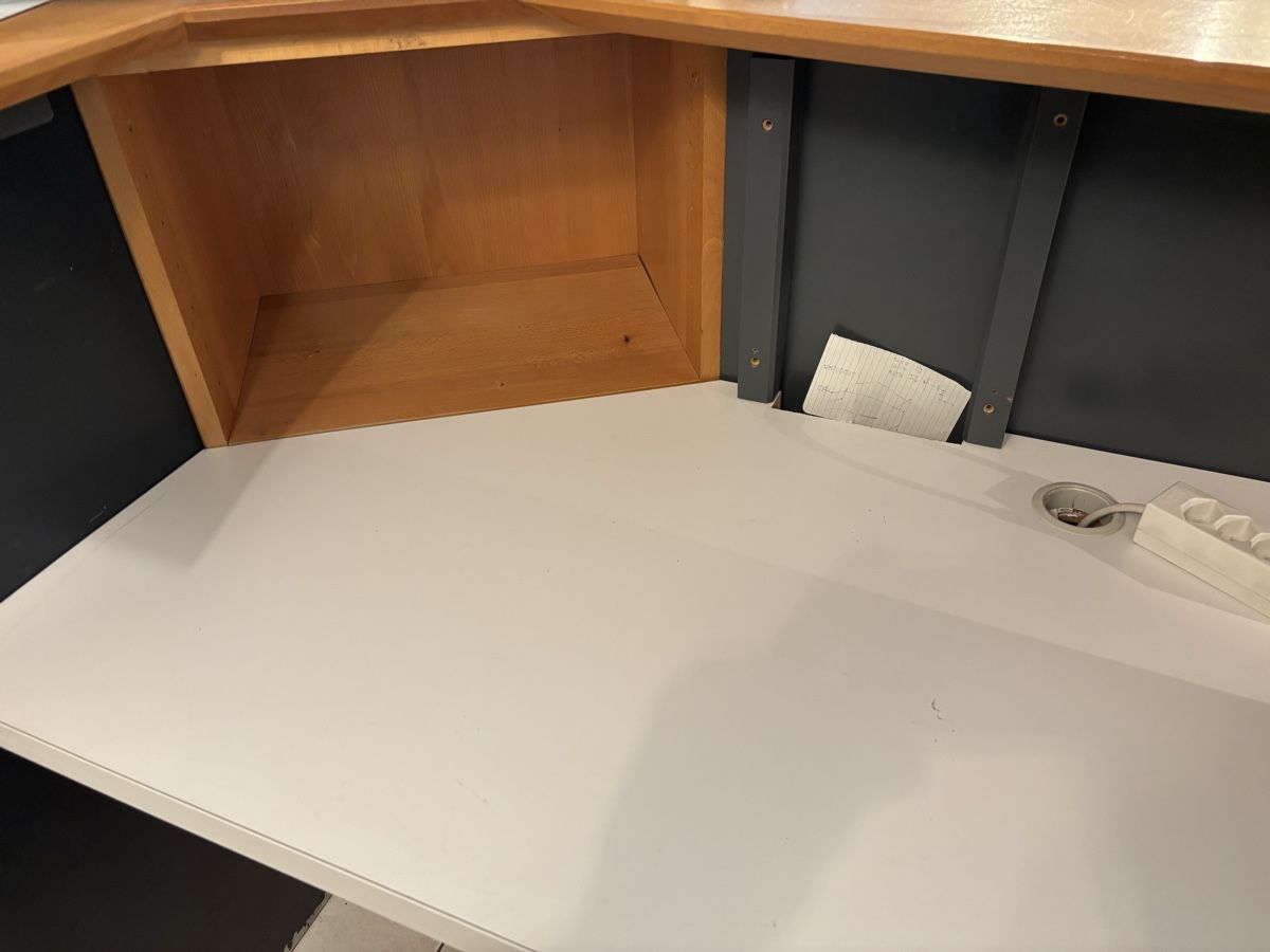Allestimento di negozi e stand fieristici: Bar / Bürotisch / Empfangstheke – Usato da Lausen venduto da schwaafli 3