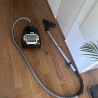Staubsauger schwarz mit Saugrohr gebrauchter Zustand