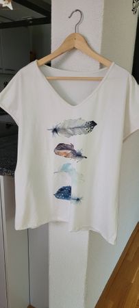 Weisses T-Shirt mit Federprint, Grösse XL